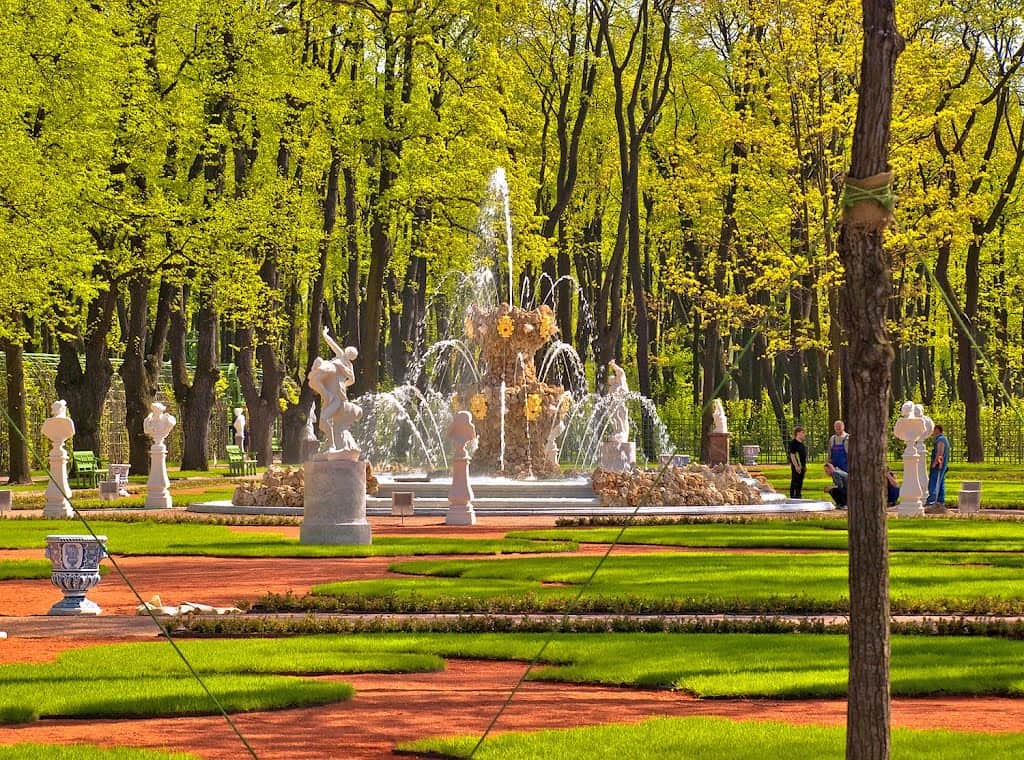 Петровская ассамблея в Летнем саду